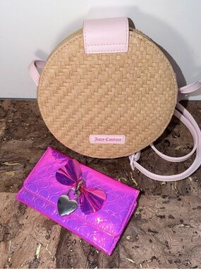 Juicy Couture Natural Woven Round Crossbody with Light Pink Trim + Free Wallet 💝